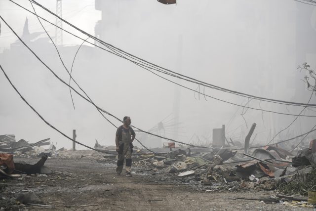 Izraelské údery jihovýchodně od centra Bejrútu | foto: Bilal Hussein,  ČTK / AP