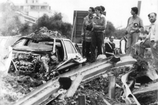 Bombový útok 23. května 1992 zabil pět lidí a 23 zranil. Mezi mrtvými byli Giovanni Falcone,  jeho manželka Francesca Morvillo a tři členi jeho policejní eskorty. K útoku se přihlásil šéf sicilské mafie Cosa Nostra Toto Riina | foto: Profimedia