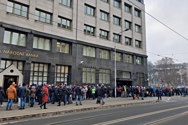 Na výroční tisícikorunu stáli lidé před pobočkou ČNB ve frontě několik hodin | foto: Vojtěch Dluhý