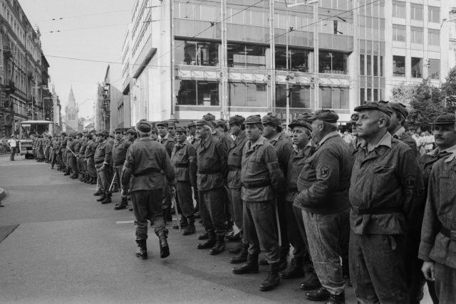 Příslušníci Lidových milicí se připravují k zákroku proti demonstrantům na Václavském náměstí 21. srpna 1989 | foto: ČTK