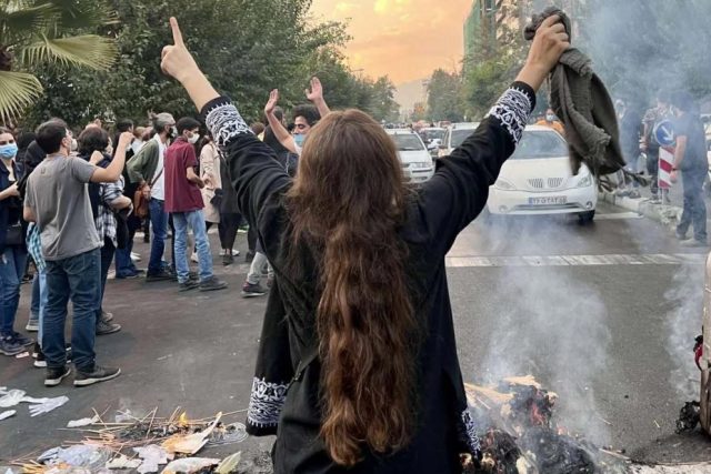 Íránské ženy stojí v první linii protestů a bojují proti represivním složkám  (Teherán,  Írán) | foto: Social Media / Zuma Press / Profimedia