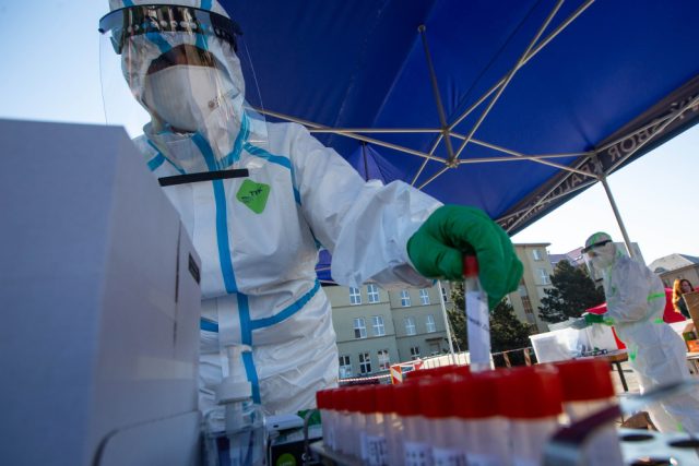 Testování na koronavirus | foto: HZS Královéhradeckého kraje