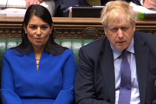 Britská ministryně vnitra Priti Patelová a premiér Boris Johnson | foto: Fotobanka Profimedia