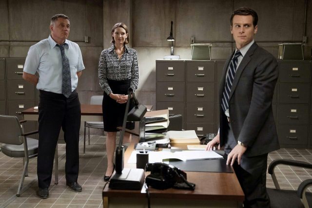 Agenti Ford a Tench s profesorkou Carr v seriálu Mindhunter | foto:  © Netflix
