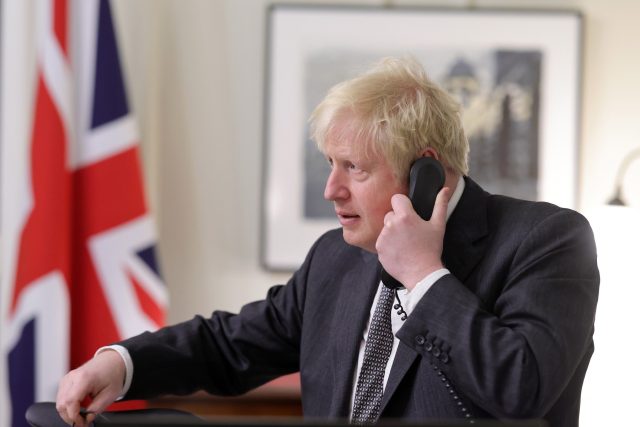 Britský premiér Boris Johnson telefonuje s šéfkou Evropské komise Ursulou von der Leyenovou | foto: Fotobanka Profimedia