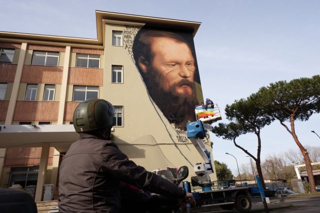 Nástěnná malba zobrazující Fjodora Michajloviče Dostojevského v Neapoli,  kterou italský umělec Jorit vytvořil na protest proti cenzuře | foto: Profimedia
