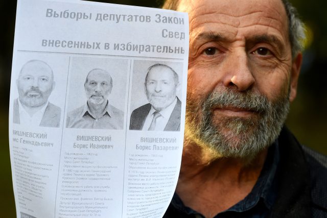 Boris Višněvskij,  65letý člen strany Jabloko,  ukazuje dva další kandidáty do voleb,  kteří vystupují pod jménem Boris Višněvskij | foto: Fotobanka Profimedia