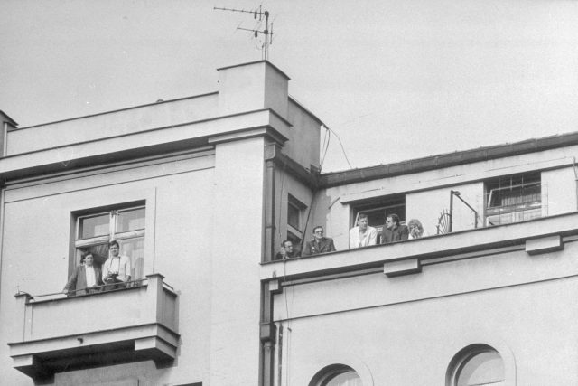 Příslušníci StB sledují účastníky demonstrace 28. října 1989 v Praze. | foto: ČTK