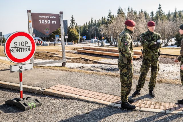 Uzavřené hranice v Malé Úpě | foto:  Martin Veselý / MAFRA,  Fotobanka Profimedia