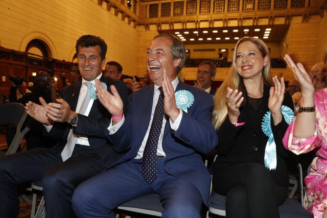 Šéf strany Brexit Nigel Farage reaguje na výsledky eurovoleb | foto: Alastair Grant,  ČTK/AP