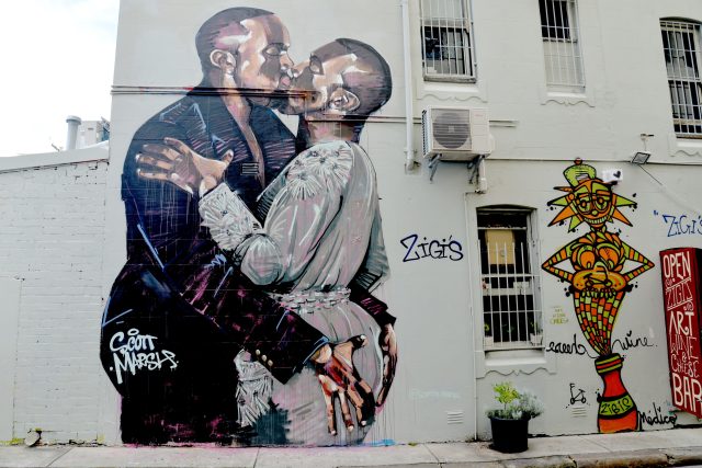 Kanye West líbá sám sebe na muralu Scotta Marshe v australském Sydney | foto: Profimedia