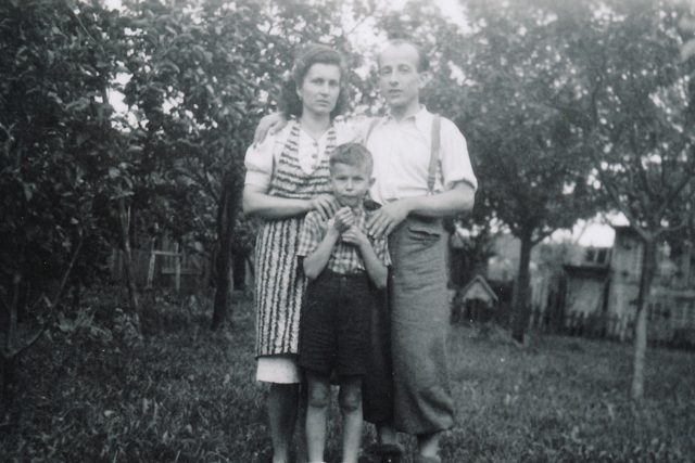 První setkání s otcem po válce v roce 1945 | foto: Post Bellum