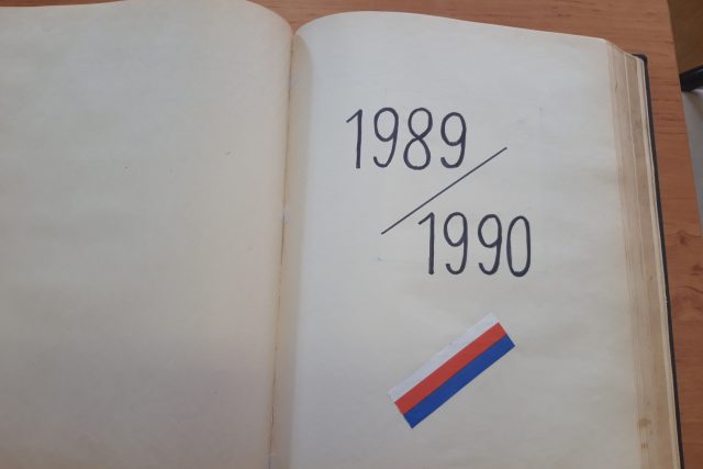 Události listopadových dnů v roce 1989 zachytila den po dni školní kronika slánského gymnázia  | foto: Barbora Kvapilová,  Český rozhlas