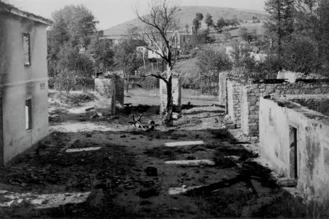 Ohořelé trosky ležáckých domů stály v údolí déle než rok a se zemí byly srovnány teprve na podzim 1943 | foto: Archiv Eduarda Stehlíka