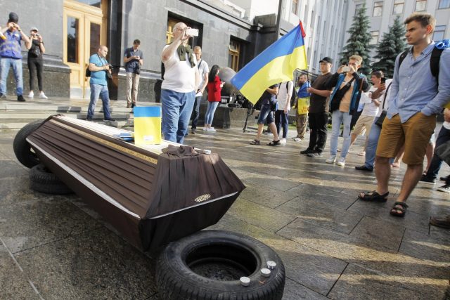 Symbolické pohřbívání ukrajinské ústavy na protest proti rozhodnutí Rady Evropy vrátit Rusku hlasovací práva | foto: Fotobanka Profimedia