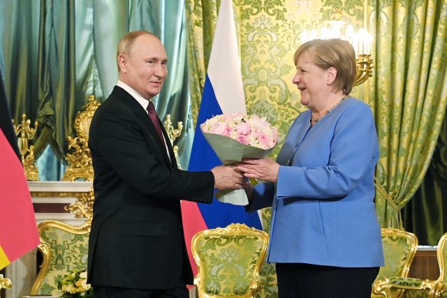 Německá kancléřka Angela Merkelová navštívila Moskvu. Na snímku s ruským prezidentem Vladimirem Putinem | foto: ČTK/AP