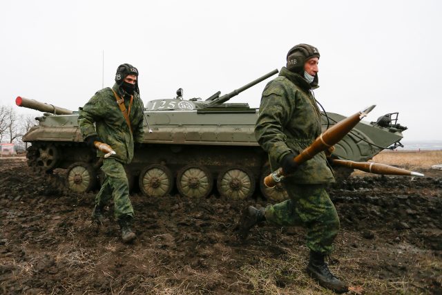 Proruští ozbrojenci samozvané Doněcké lidové republiky během vojenského cvičení nedaleko města Gorlivka na Ukrajině | foto: Fotobanka Profimedia