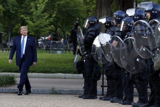 Prezident USA Donald Trump prochází kolem policistů ve Washingtonu | foto: Patrick Semansky,  ČTK/AP