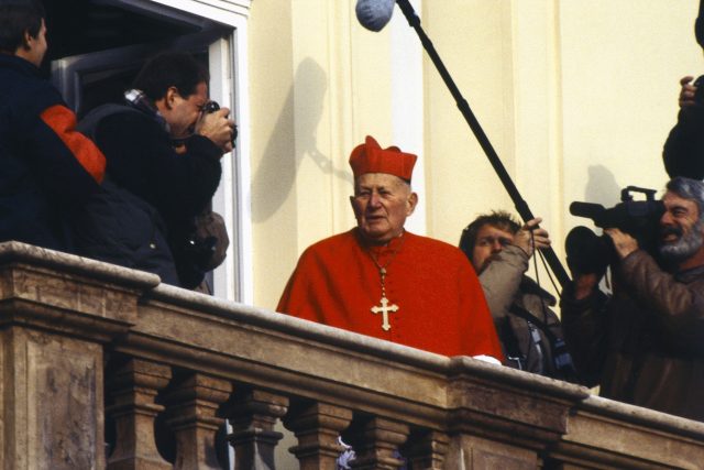 Arcibiskup pražský a primas český František kardinál Tomášek zdraví věřící z balkonu Arcibiskupského paláce po mši svaté u příležitosti kanonizace Anežky Přemyslovny 25. listopadu 1989 | foto: Karel Mevald,  ČTK