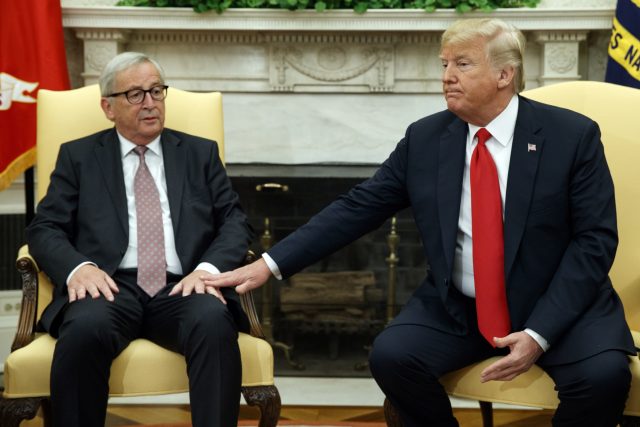 Setkání šéfa Evropské komise Jeana-Clauda Junckera s americkým prezidentem Donaldem Trumpem ve Washingtonu | foto: Evan Vucci,  ČTK/AP