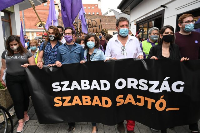 Protesty proti omezení svobody tisku v Budapešti. Demonstranti s heslem Svobodná země,  svobodný tisk | foto: Fotobanka Profimedia