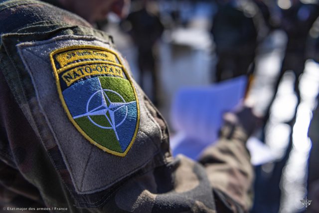 Francouzský voják s odznakem NATO na letecké základně Amari v Estonsku | foto:  Adrien Courant,  ČTK/AP