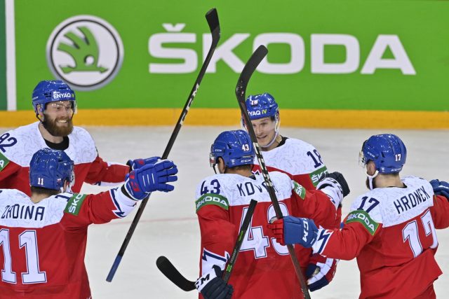 Čeští hokejisté se radují z gólu ve švédské brance | foto: ČTK/Šimánek Vít