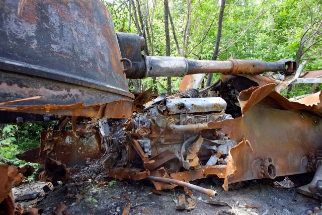 Zničené ruské armádní vozidlo u silnice Kyjev-Ovruč | foto: Fotobanka Profimedia