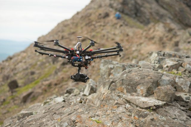 Dron s kamerou prolétá nad skalami  (ilustrační foto) | foto: Profimedia