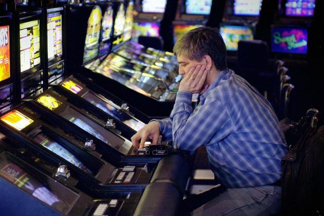 Poslechněte si celý rozhovor a dozvíte se,  proč je v některých regionech více hazardu než v jiných nebo co způsobuje jeho množství v příhraničí | foto: Oliver Stratmann,  ČTK/DPA