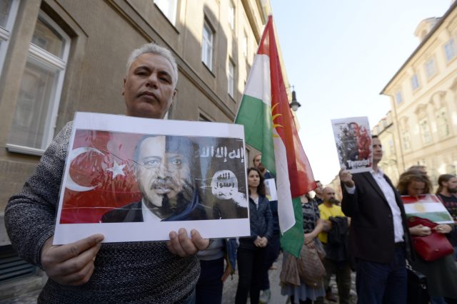 Demonstrace před velvyslanectvím Spojených států amerických v Praze proti turecké ofenzivě v severní Sýrii | foto: Kateřina Šulová,  ČTK