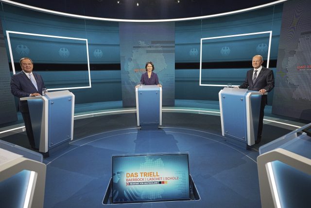 První televizní debata před německými volbami: zleva Armin Laschet,  Annalena Baerbocková a Olaf Scholz | foto: Michael Kappeler,  ČTK/AP