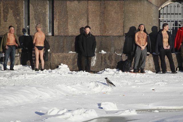 Ruští občané by měli brát sebou k ledové vodě známé či příbuzné,  doporučuje šéf ministerstva pro mimořádné situace v Kurganské oblasti  | foto: Dmitry Lovetsky,  ČTK/AP