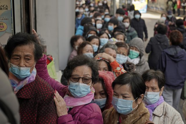 Nový koronavirus se šíří rychleji než SARS a dosavadní statistiky říkají,  že umírají dvě procenta lidí,  u kterých byla nemoc objevena | foto: Kin Cheung,  ČTK/AP