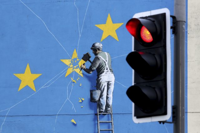 Brexit pohledem street artového umělce Banksyho | foto: Gareth Fuller,  ČTK/AP