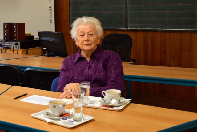 V důchodovém věku se bývalá učitelka přesunula na opačnou stranu katedry | foto: Jolana Nováková,  Český rozhlas