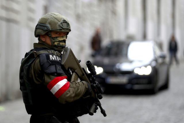 Policisté hlídkují nedaleko synagogy ve Vídni | foto: Matthias Schrader,  ČTK/AP