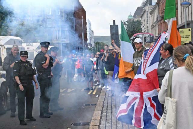 Protesty zachvátily celou Británii,  a to po vraždě tří malých děvčat | foto: Fotobanka Profimedia