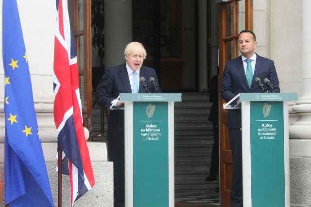 Britský premiér Boris Johnson a jeho irský protějšek Leo Varadkar. | foto: Fotobanka Profimedia