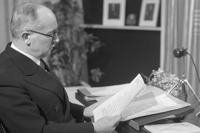 Edvard Beneš v rozhlasovém studiu  (24. 12. 1937) | foto: autor neznámý,  Archiv Českého rozhlasu