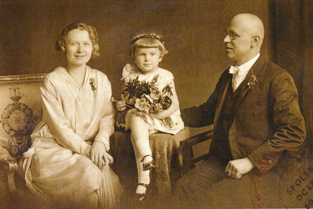 Hana Truncová s rodiči  (asi 1929) | foto: Post Bellum