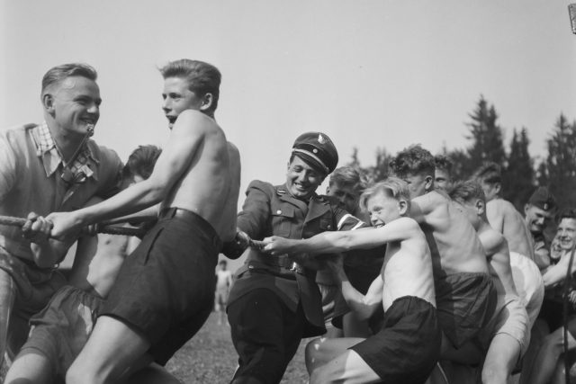 Zotavovací tábor Kuratoria v Eši u Pacova,  květen 1944 | foto: ČTK