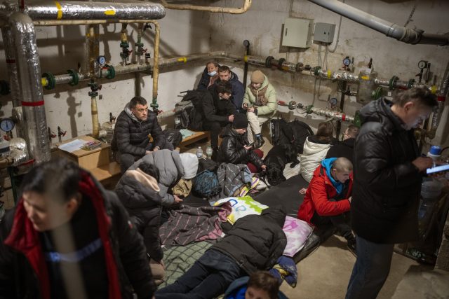 Obyvatelé Kyjeva se skrývají ve sklepě | foto: Emilio Morenatti,  ČTK/AP