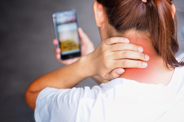Při dlouhém koukání do mobilu zatěžujeme krční páteř | foto: Shutterstock