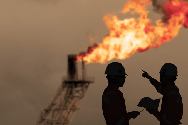 Pálení zemního plynu jako vedlejšího produktu při těžbě ropy na plošinách vytváří velké ohně | foto: Shutterstock