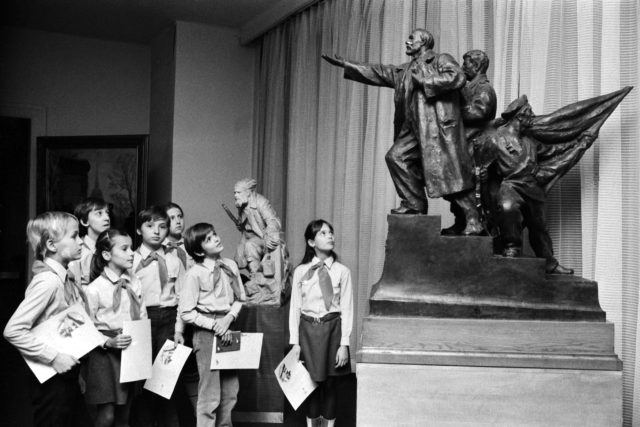 Pionýři si po složení slibu prohlédli Muzeum V.I.Lenina v Praze  (rok 1981) | foto: Petr Matička,  ČTK