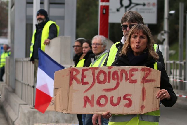 Protesty žlutých vest ve Francii | foto: Bob Edme,  ČTK/AP