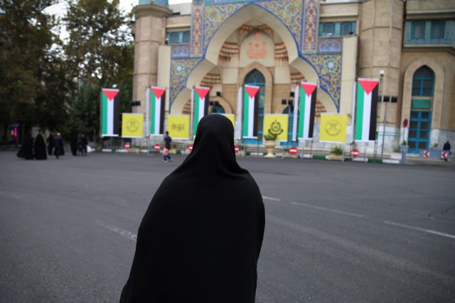 Íránská žena na Palestinském náměstí v centru Teheránu | foto: Fotobanka Profimedia