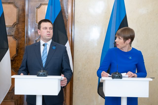 Estonský premiér Juri Ratas a estonská prezidentka Kersti Kaljulaidová na tiskové konferenci v estonském Tallinnu | foto: Fotobanka Profimedia