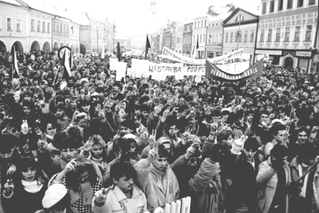 Stávkové manifestace se zúčastnili také studenti všech litomyšlských středních škol | foto: Josef Smékal,  Regionální muzeum Litomyšl